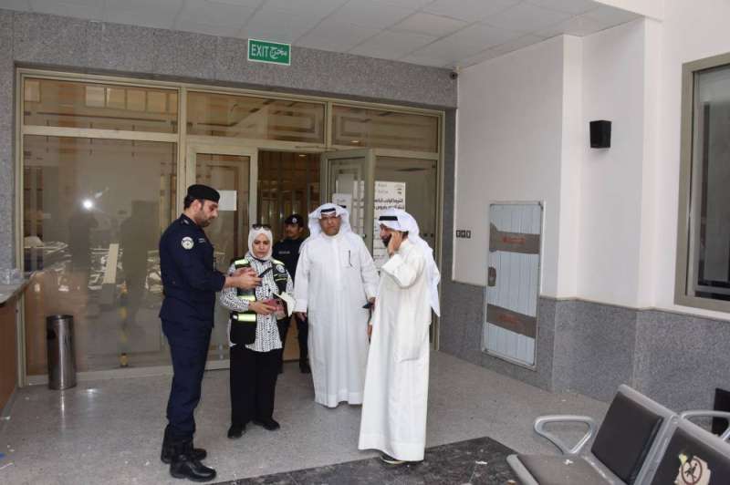 الفريق البرجس يتفقد موقع انهيار سقف «إدارة مرور الجهراء»
 