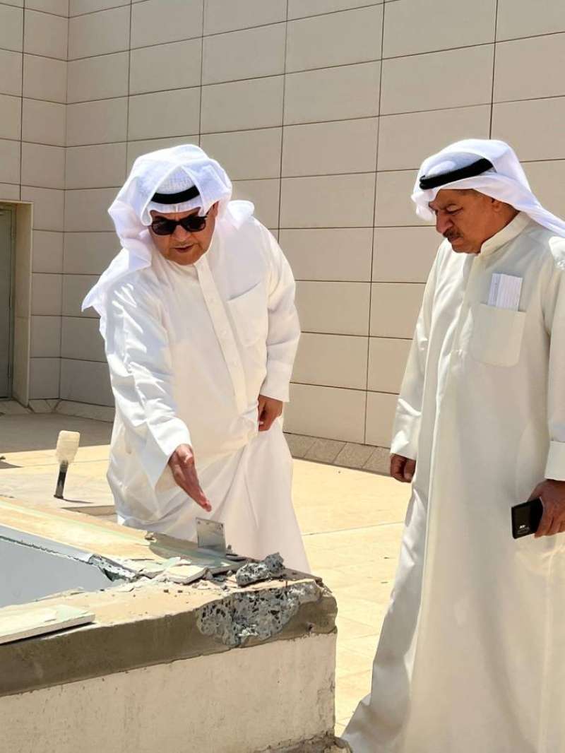 الفريق البرجس يتفقد موقع انهيار سقف «إدارة مرور الجهراء»
 