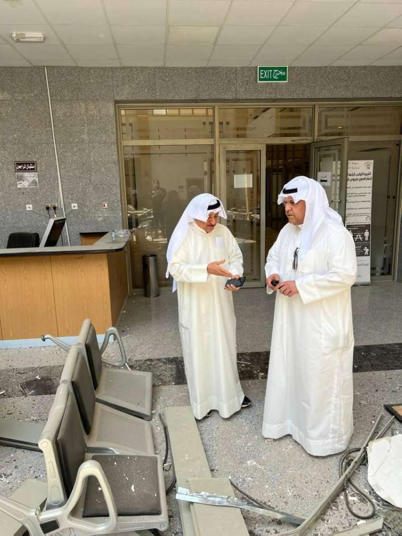 الفريق البرجس يتفقد موقع انهيار سقف «إدارة مرور الجهراء»
 