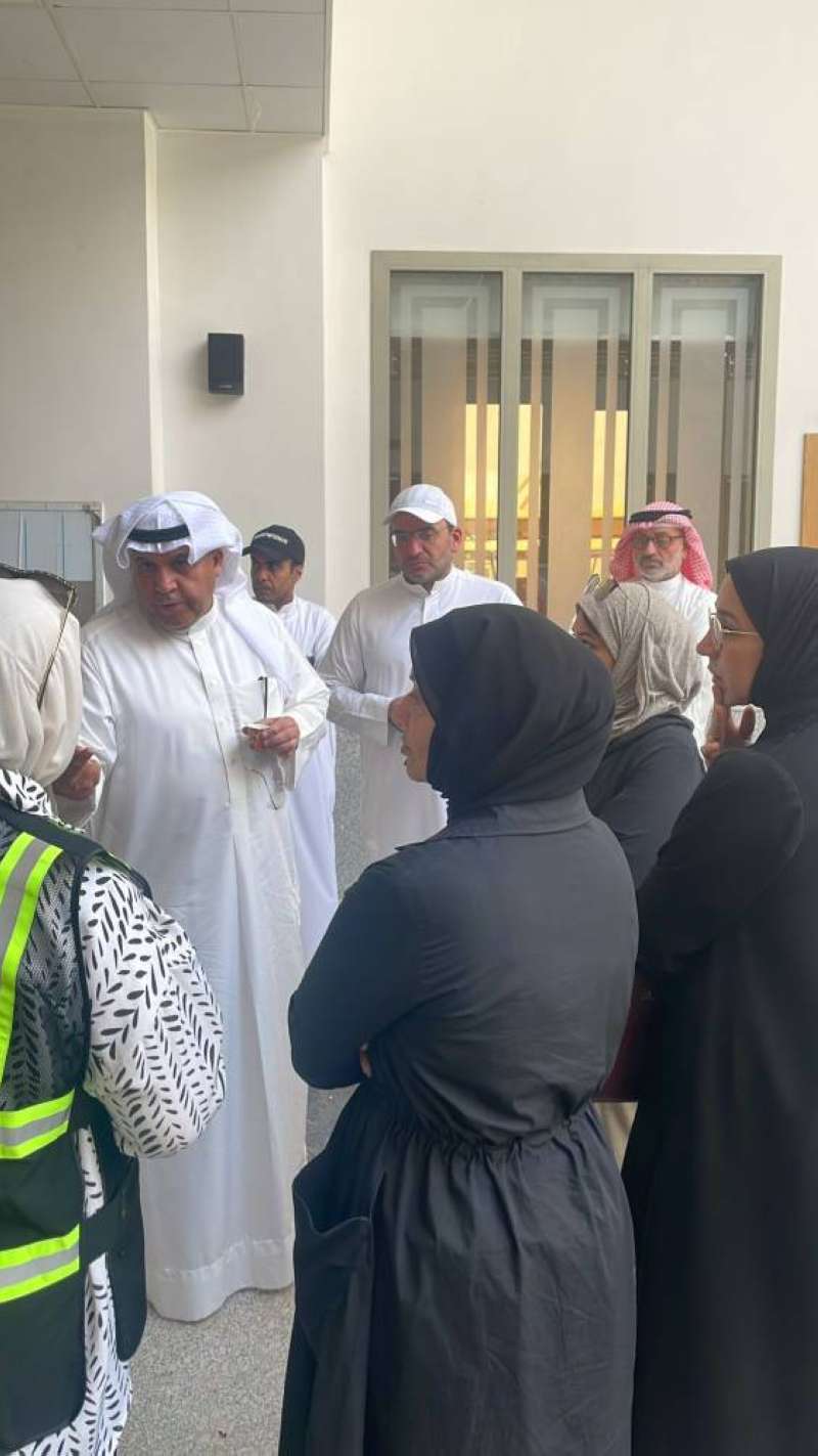 الفريق البرجس يتفقد موقع انهيار سقف «إدارة مرور الجهراء»
 