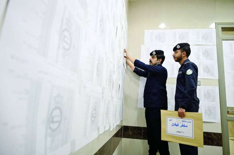 تعليق جداول أسماء الناخبين في مخفر كيفان	(تصوير أسعد عبدالله)