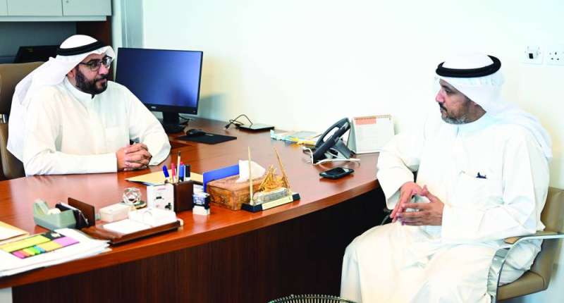 
السلمان متحدثاً للزميل تركي المغامس 	(تصوير نايف العقلة)
