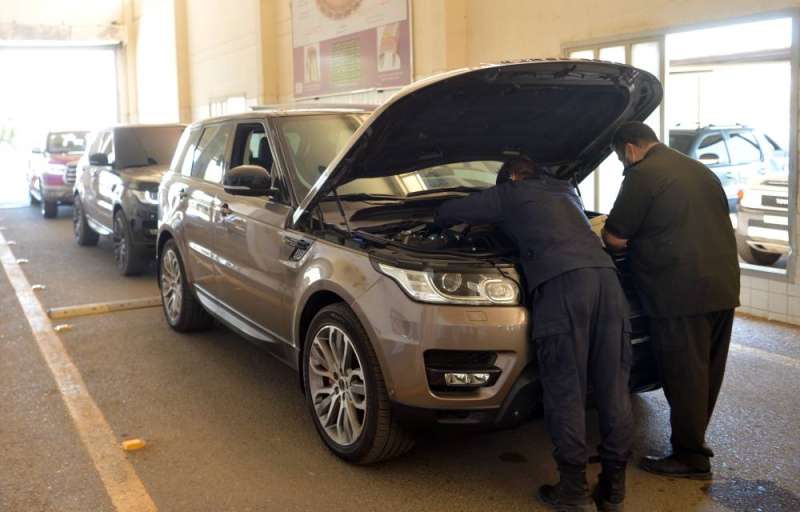 فحص سيارة في إحدى إدارات المرور (تصوير: نايف العقلة)