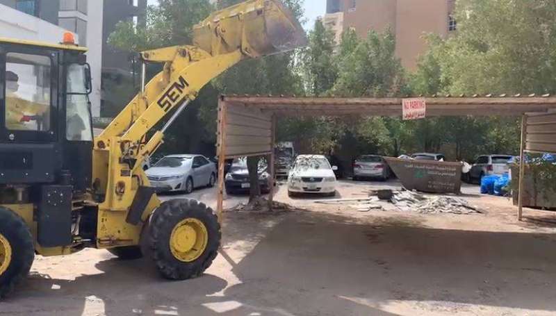 جرافات البلدية تزيل مظلة مخالفة