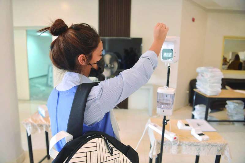 
أجهزة قياس الحرارة باقية في المدارس
