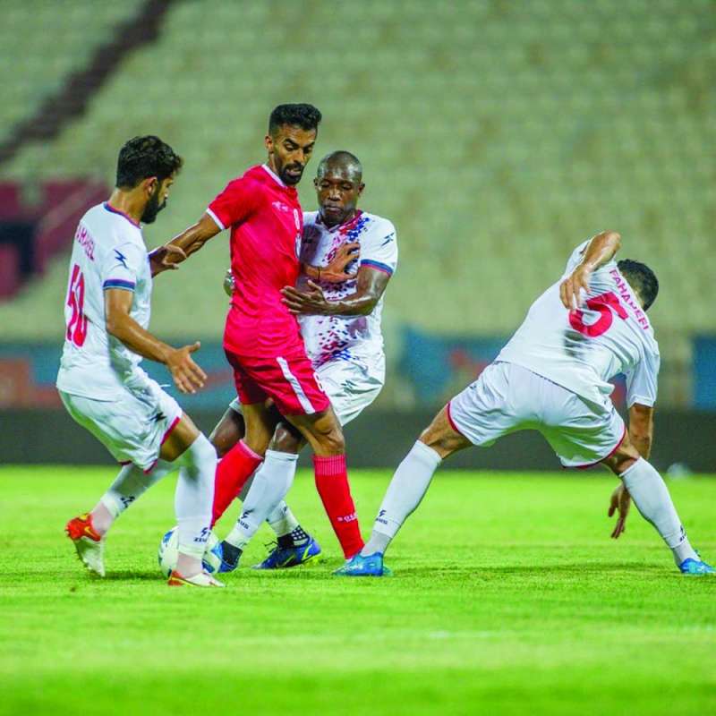 
أحمد الظفيري محاصراً بين لاعبي الفحيحيل		(موقع نادي الكويت)
