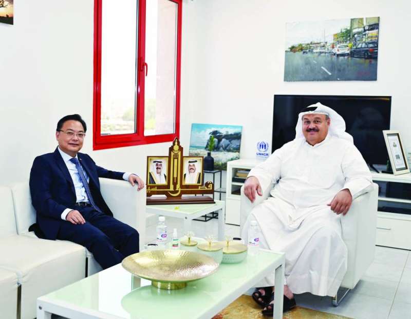 رئيس التحرير مستقبلاً السفير الصيني
