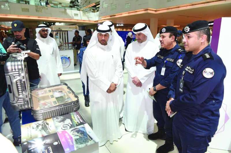 
الكندري خلال جولته على الفعاليات المشاركة في المعرض 	
