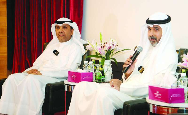 
بن ناجي خلال الرد على أسئلة الإعلاميين... وبجانبه السبيعي 	 (تصوير سعود سالم)
