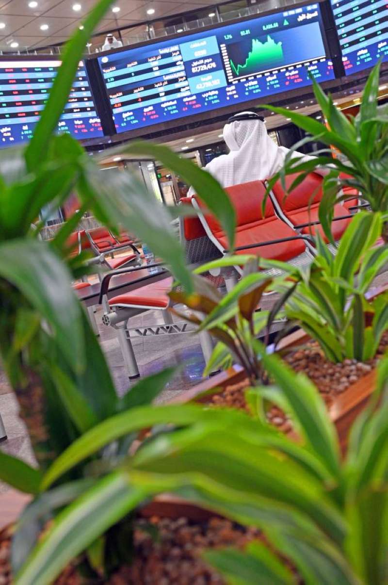 أسهم البنوك تلون البورصة باللون الأخضر (تصوير سعود سالم)