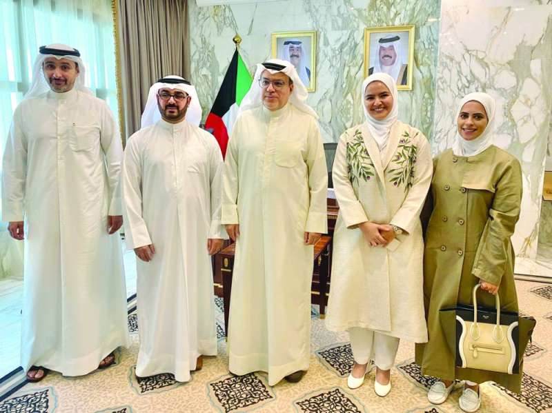 وزير الصحة متوسطاً وفد الصيادلة أمس