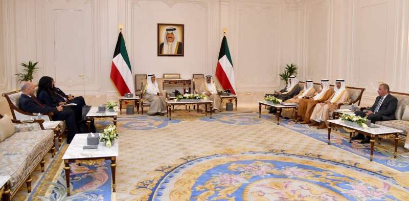 سمو ولي العهد يتسلم الحجة الوقفية الخاصة بوقف الأمير الراحل الشيخ صباح الأحمد في القدس	