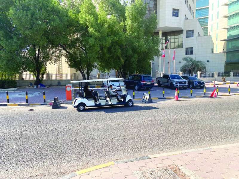 
سيارة غولف لنقل المراجعين من المواقف إلى البوابة الرئيسية