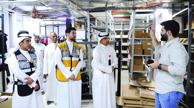 
فريق قسم الإزالة خلال الجولة التفتيشية 	(تصوير سعود سالم)