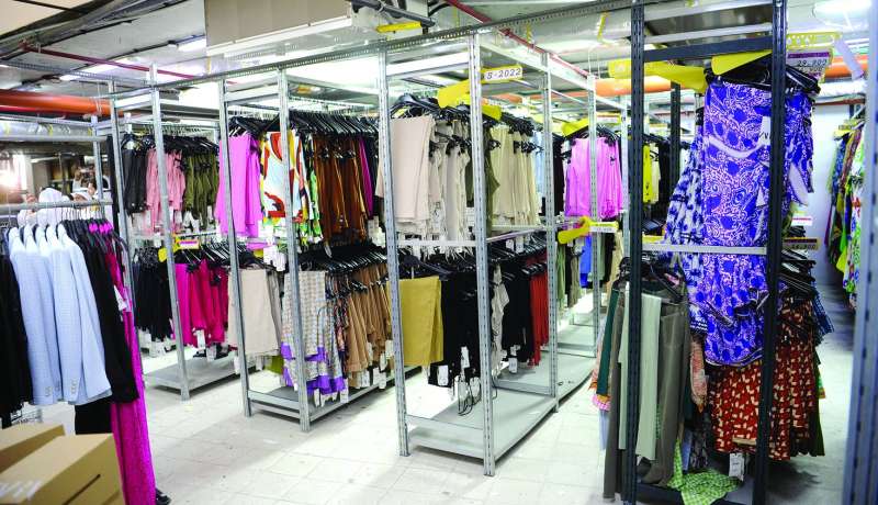 سرداب ممتلئ بملابس تمّ تخزينها بشكل مُخالف