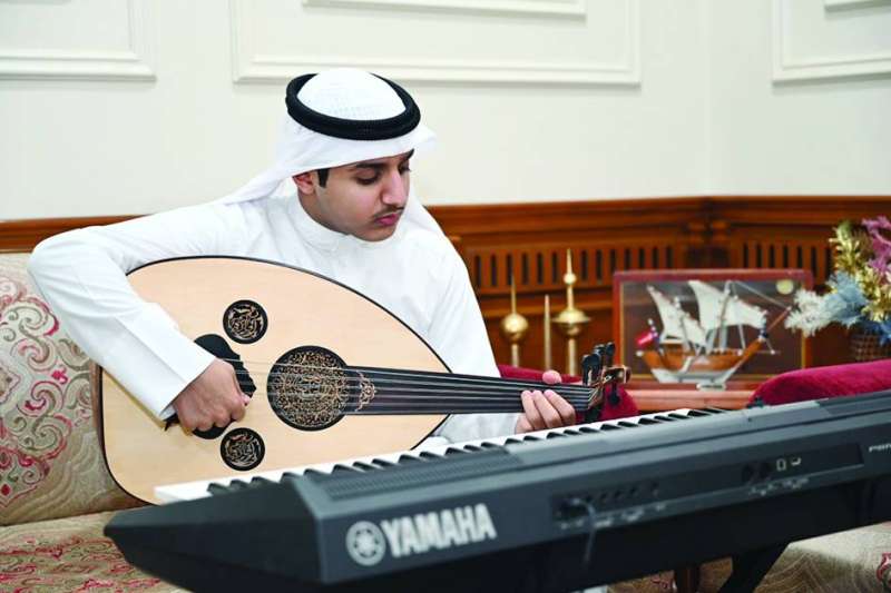 خلف المشعوف يعزف على آلة العود وأمامه الأورغ	(تصوير أسعد عبدالله)