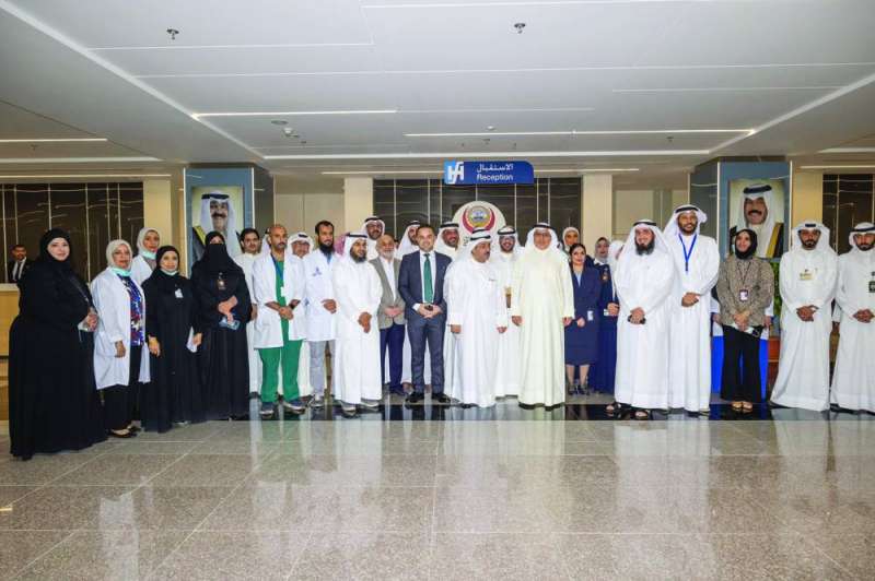 
وزير الصحة وقياديو الوزارة والعاملون بالمستشفى في لقطة جماعية