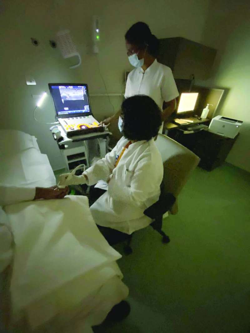 3إجراء أول أشعة سونار لأحد المراجعين في عيادة الطب الطبيعي بعد تشغيلها