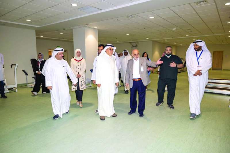 
الوزير السعيد وقياديو الصحة خلال جولتهم في مبنى المستشفى بعد افتتاحه