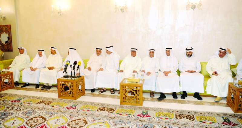 
الفضالة والزواوي يتوسطان عدداً من الحضور