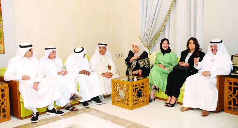 
حضور نسائي للتهنئة