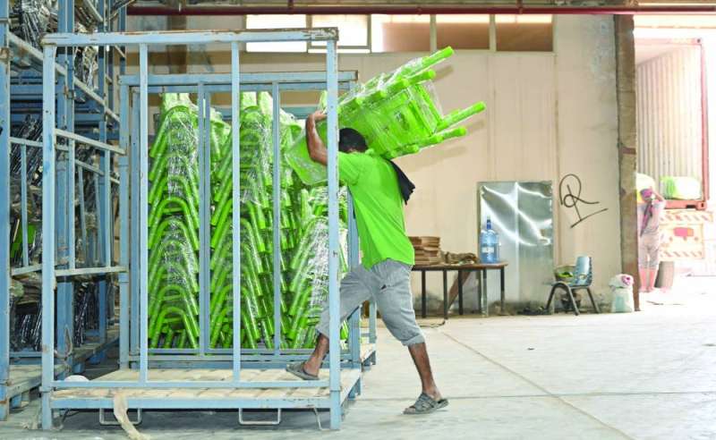 ترتيب الأثاث المدرسي قبل تحميله