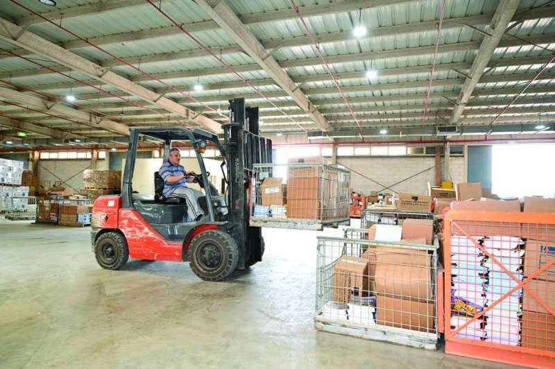 تحميل الكتب لوضعها بسيارات التوريدات
