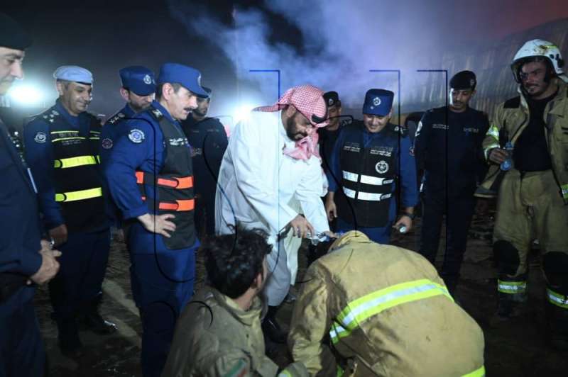 الخالد يساعد إطفائيا (تصوير: أسعد عبدالله)