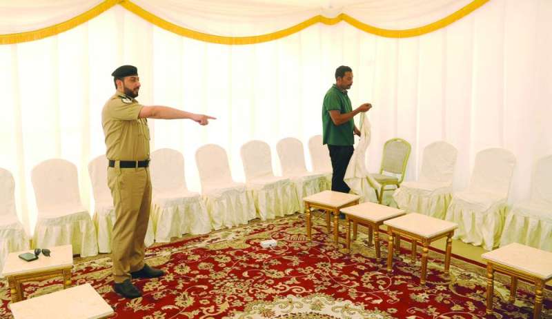 تجهيز الخيمة لاستقبال المرشحين