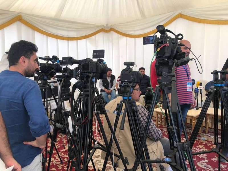 مصورون صحافيون داخل الخيمة