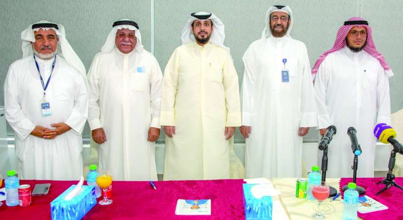 المشاركون في المؤتمر الصحافي 