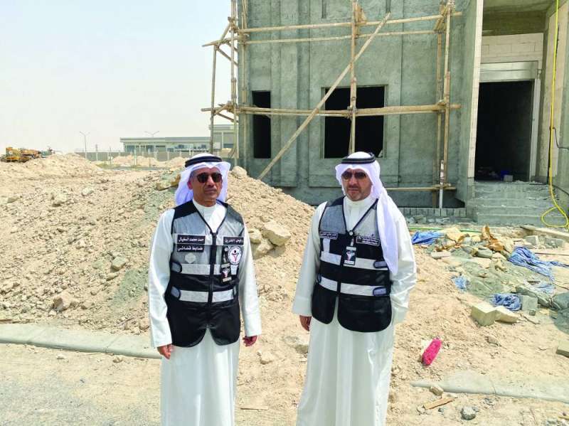 حمد المخيال وأحد أعضاء الفريق خلال الجولة