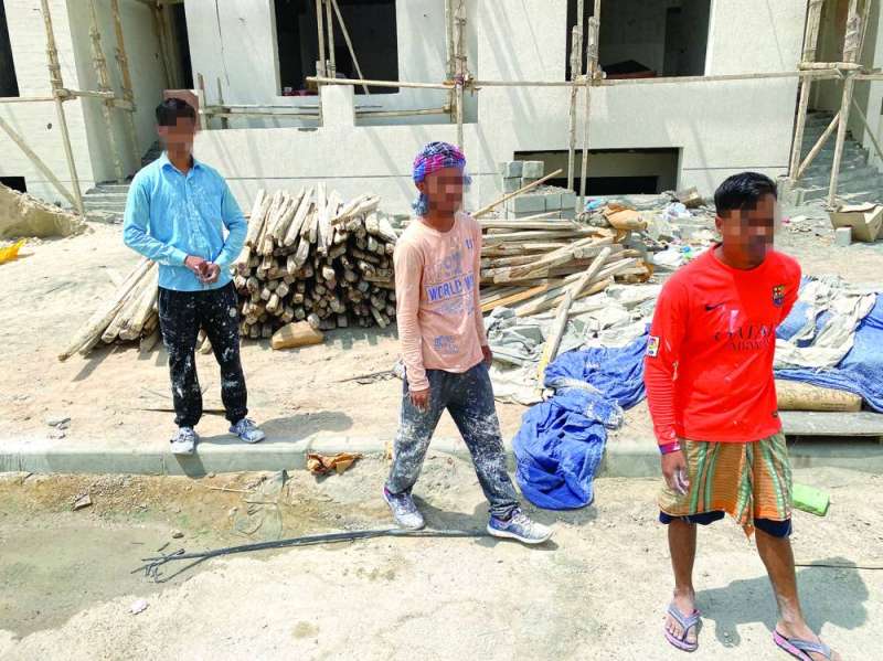 عدد من العمال في أحد مواقع العمل
