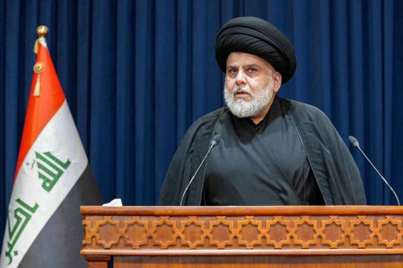 الصدر خلال مؤتمر صحافي في النجف أمس (أ ف ب)