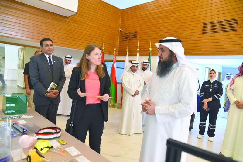 السفيرة البريطانية والعتل خلال الجولة في الجمعية