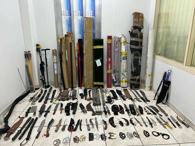 الأسلحة البيضاء المضبوطة