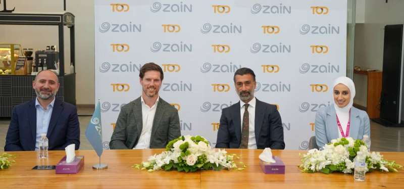 مشعل محمد وماثيو كرسب يتوسطان ممثلي «زين» و«TOD»