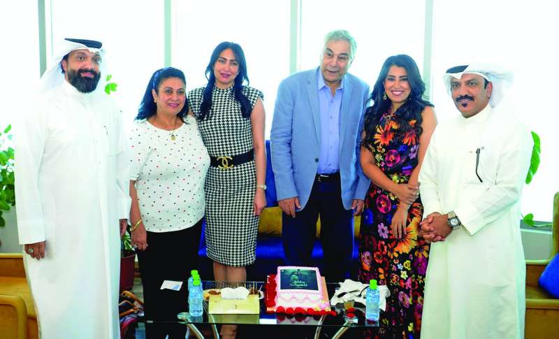 فريق العمل في لقطة جماعية 	(تصوير سعود سالم)
