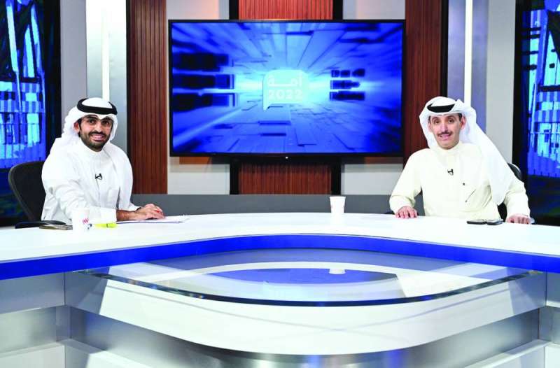 الملا مع الزميل عبدالله بوفتين في برنامج «أمة 2020»	(تصوير أسعد عبدالله)