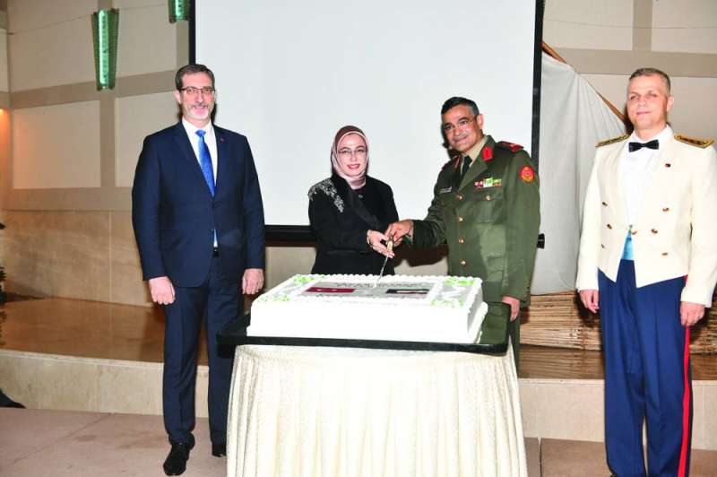 اللواء العنزي مشاركاً سونماز قص قالب حلوى الاحتفال
