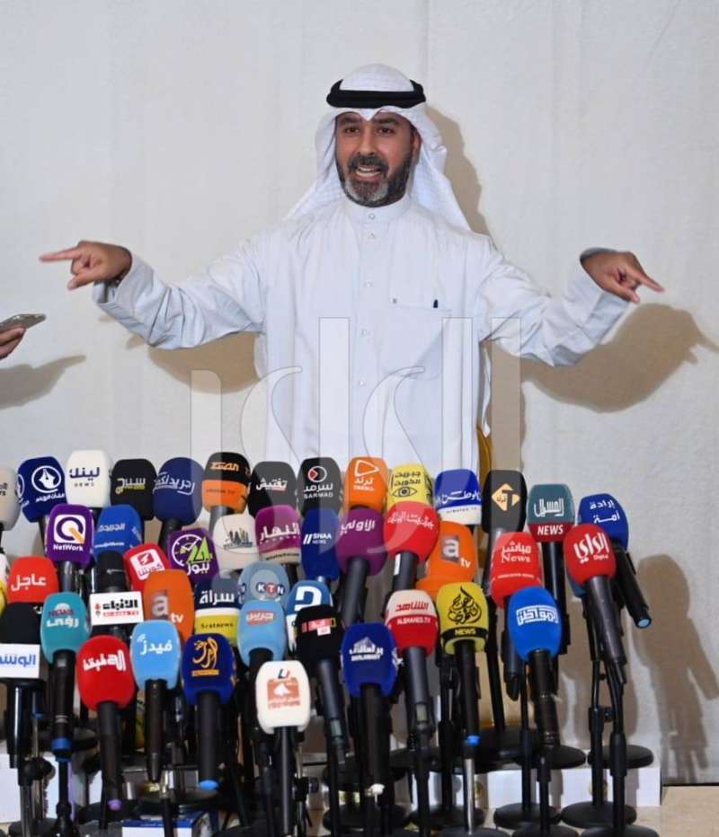 بن ناجي من قاعة الصحافة في إدارة الانتخابات 