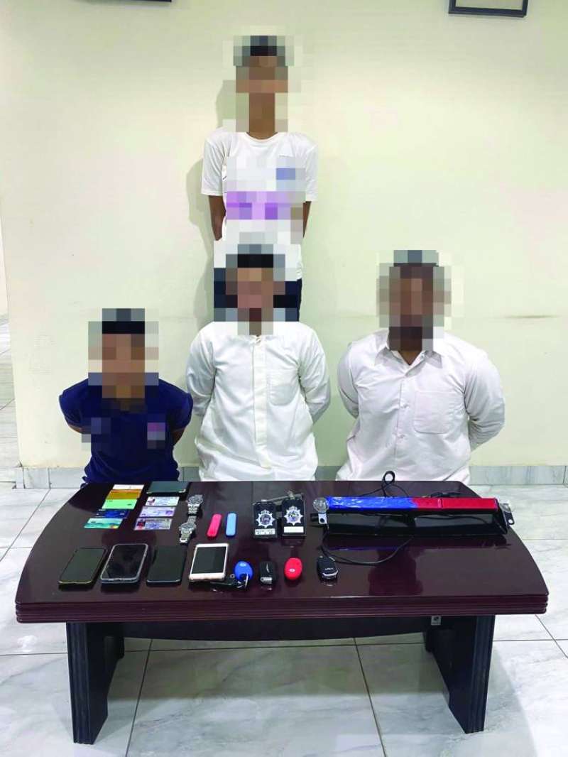 المتهمون وأمامهم المضبوطات