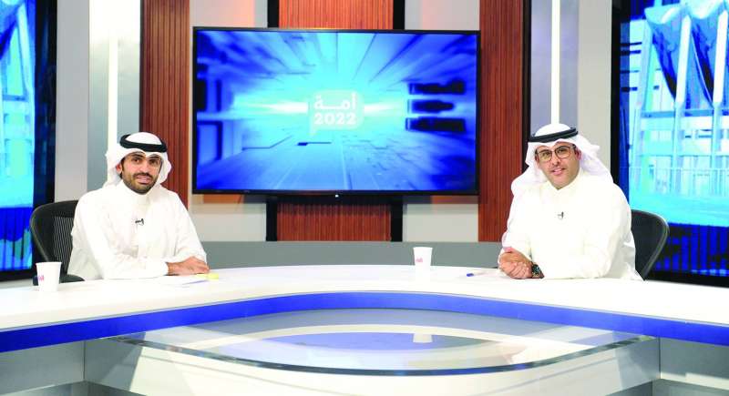 الفضالة مع الزميل عبدالله بوفتين في برنامج «أمة 2022» 	(تصوير سعود سالم)
