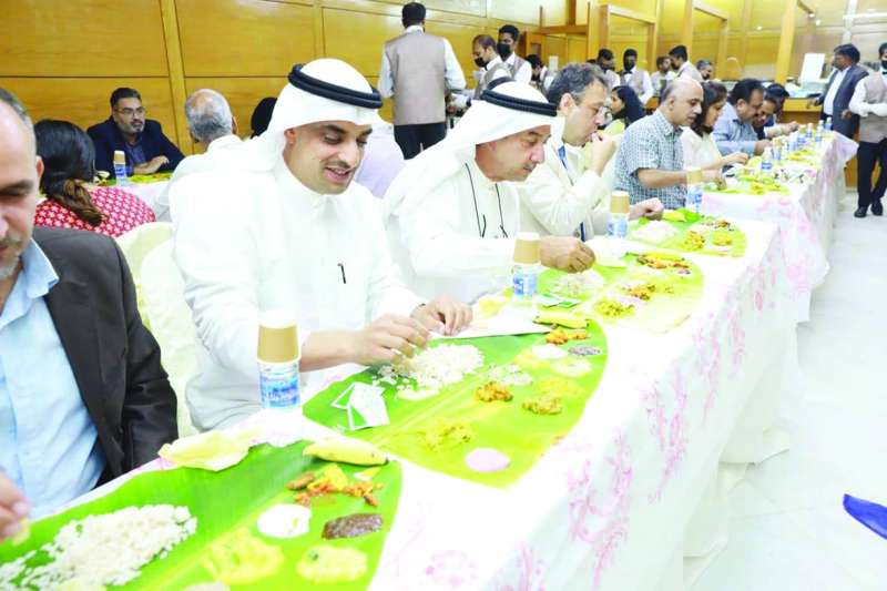 مشاركون في الاحتفال خلال تناولهم أحد أطباق «أونام» 