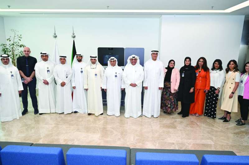 المضف متوسطاً مسؤولي البنك وعدداً من الموظفين 		 (تصوير أسعد عبدالله)