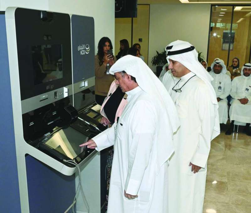 المضف مدشّناً الجهاز الذكي	 
