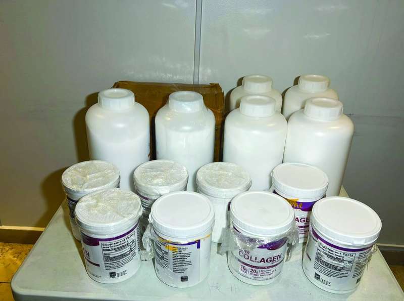 بودرة لاريكا في عبوات مكملات غذائية
