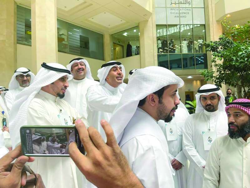 الموسى في حوار مع المعتصمين