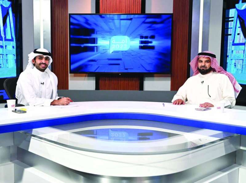 الوعلان والزميل عبدالله بوفتين (تصوير أسعد عبدالله)