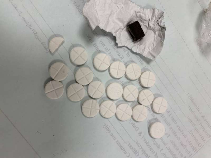 جمارك المطار تضبط كمية مخدرات متنوعة 
 